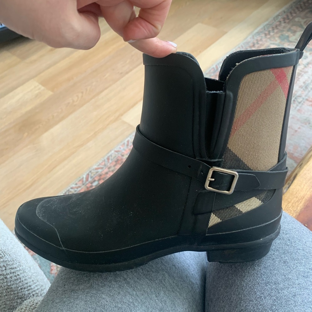 Short Burberry rain boots; Women’s size 8.5